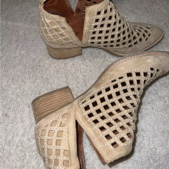 Jeffrey Campbell  Woman's Bolton Perforated Brown Leather Booties Size 8.5 - Picture 4 of 5